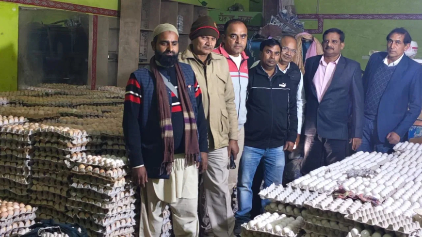 मुरादाबाद नकली देसी अंडा फ्रॉड: देसी अंडों का फर्जी खेल! सफेद अंडों को पॉलिश कर बदला रंग, खाद्य सुरक्षा विभाग ने ₹4.5 लाख के नकली अंडे जब्त किए