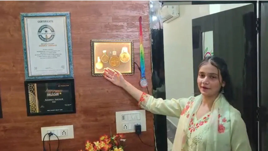 अलीगढ़ गनिका जाखड़ इंटरनेशनल रिकॉर्ड: 'फायर गर्ल' गनिका जाखड़ का नाम इंटरनेशनल बुक ऑफ रिकॉर्ड्स में दर्ज, आग की लपटों वाली स्कर्ट पहनकर किया अनोखा कथक