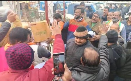 Varanasi News: बांग्लादेश में हिंदू उत्पीड़न पर काशी में उबाल; महावीर सेना ने फूँका यूनुस सरकार का पुतला, निकाली शव यात्रा