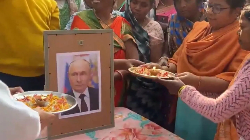 वाराणसी पुतिन फोटो आरती: 'और मजबूत हो भारत-रूस की दोस्ती', पीएम मोदी के संसदीय क्षेत्र में पुतिन की फोटो की उतारी गई आरती, शांति के लिए मांगा आशीर्वाद