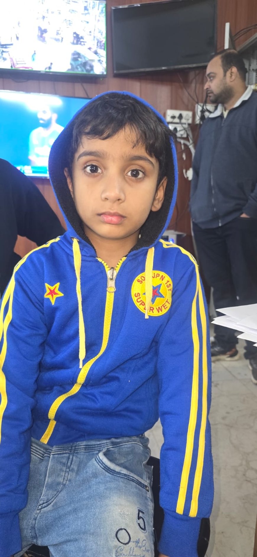 बच्चा मिला! वाराणसी में खोया अनुराग सिंह सकुशल परिजनों को सौंपा गया