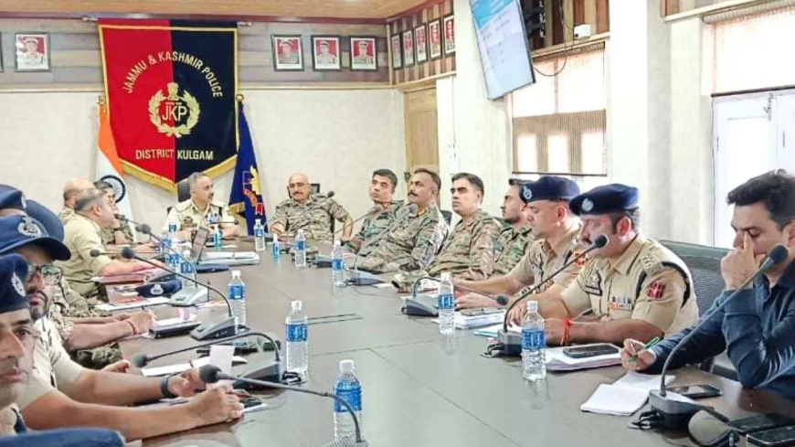 जम्मू-कश्मीर: डीआईजी जावेद इकबाल मट्टू ने की अनंतनाग में अपराध एवं सुरक्षा की समीक्षा, सतर्क रहने का निर्देश