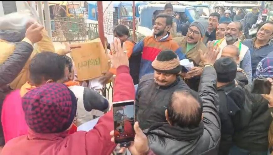 Varanasi News: बांग्लादेश में हिंदू उत्पीड़न पर काशी में उबाल; महावीर सेना ने फूँका यूनुस सरकार का पुतला, निकाली शव यात्रा