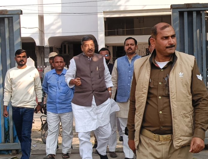 Varanasi: *दाल मंडी में चल रहे ध्वस्तीकरण अभियान की कार्यवाही व दुकानदारों पर कथित अत्याचार के विरोध में अखिलेश यादव के निर्देश पर गठित टीम को एयरपोर्ट पर अरेस्ट किया गया। समाजवादी पार्टी की ओर से सियासी हलचल तेज।*