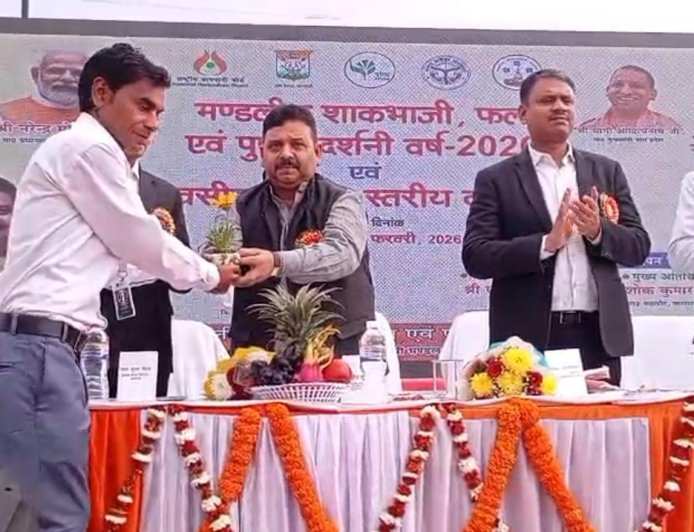 Varanasi:कंपनी बाग में मंडलीय शाग भाजी, फल व पुष्प प्रदर्शनी का आयोजन, किसानों ने दिखाई झलक रविंद्र जायसवाल ने दीप प्रज्वलन कर किया उद्घाटन