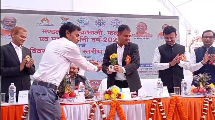 Varanasi:कंपनी बाग में मंडलीय शाग भाजी, फल व पुष्प प्रदर्शनी का आयोजन, किसानों ने दिखाई झलक रविंद्र जायसवाल ने दीप प्रज्वलन कर किया उद्घाटन