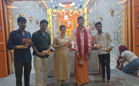 हनुमान चालीसा का वितरण वाराणसी में सुनीता सोनी के नेतृत्व में भक्तों के बीच हनुमान चालीसा वितरित