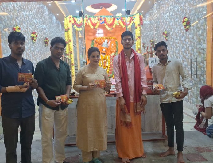 हनुमान चालीसा का वितरण वाराणसी में सुनीता सोनी के नेतृत्व में भक्तों के बीच हनुमान चालीसा वितरित