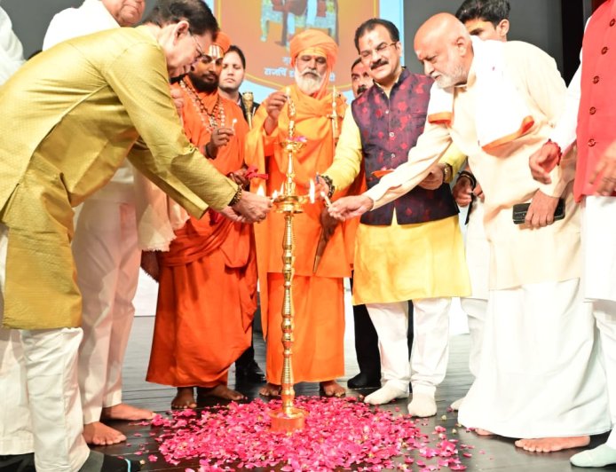 “हिंदू एक है, राजनीतिक कारणों से दिखता है बिखराव” – राजर्षि बी.के. मोदी