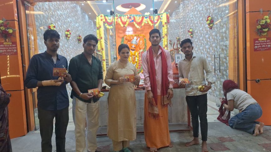 हनुमान चालीसा का वितरण वाराणसी में सुनीता सोनी के नेतृत्व में भक्तों के बीच हनुमान चालीसा वितरित