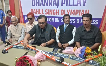 पद्मश्री धनराज पिल्लई ने बनारस के युवा हॉकी खिलाड़ियों से किया संवाद