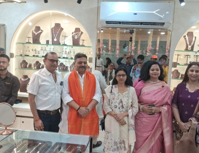 KAASVI के शोरूम का भव्य पुनः शुभारंभ, ग्राहकों को मिलेगा नया शॉपिंग अनुभव