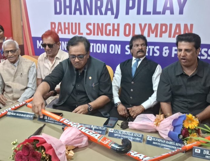 पद्मश्री धनराज पिल्लई ने बनारस के युवा हॉकी खिलाड़ियों से किया संवाद