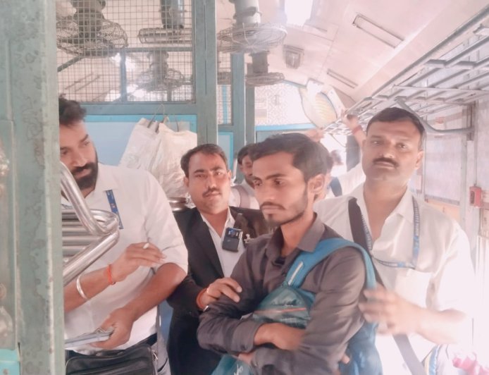 बिना टिकट यात्रा कर रहे 103 यात्री पकड़े गए, रेलवे ने वसूला ₹27,850 जुर्माना