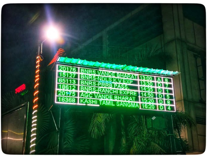 बनारस रेलवे स्टेशन पर यात्रियों को नई सुविधा, द्वितीय प्रवेश द्वार पर लगा 6-लाइन डिजिटल ट्रेन डिस्प्ले बोर्ड
