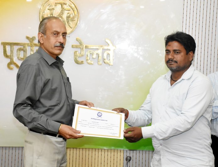 संभावित रेल दुर्घटना टली, आशुतोष कुमार बने ‘सेफ्टी स्टार ऑफ द मंथ’