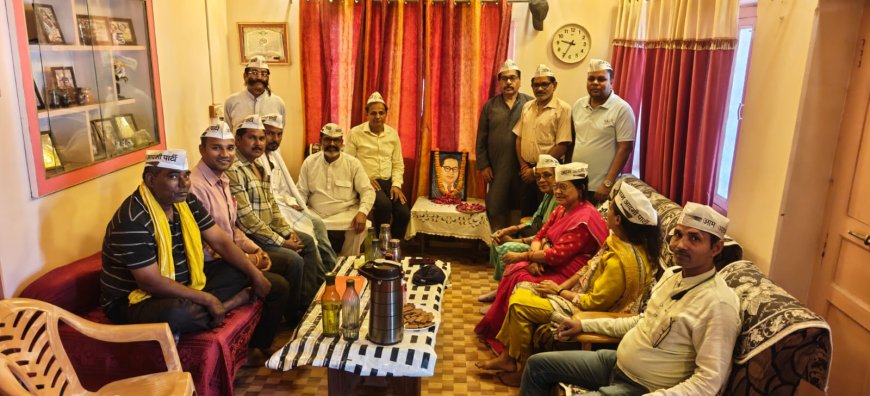 अम्बेडकर जयंती पर आप वाराणसी ने आयोजित की विचार गोष्ठी, माल्यार्पण व श्रद्धांजलि सभा