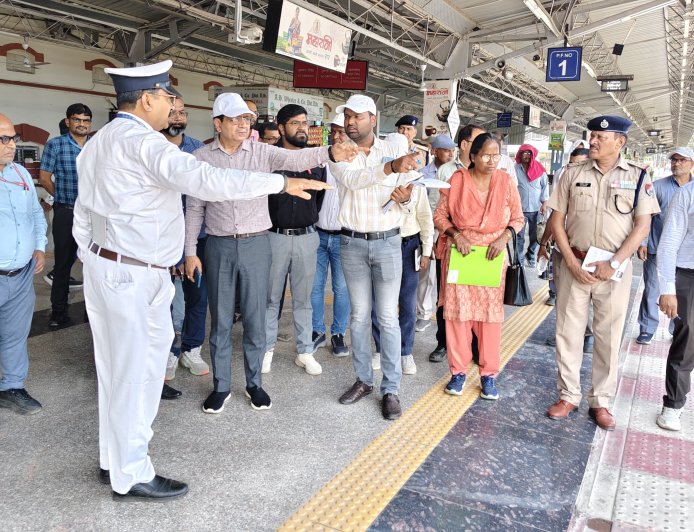प्रयागराज रामबाग स्टेशन पर यात्री सुविधाओं का निरीक्षण, गुणवत्ता पूर्ण कार्य समय से पूरा करने के निर्देश