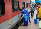 मऊ स्टेशन पर पूर्वोत्तर रेलवे स्काउट एवं गाइड का जल सेवा अभियान जारी, यात्रियों को पिलाया गया ठंडा पानी