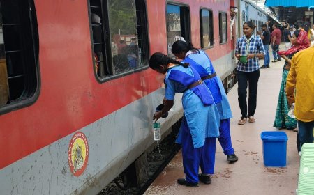मऊ स्टेशन पर पूर्वोत्तर रेलवे स्काउट एवं गाइड का जल सेवा अभियान जारी, यात्रियों को पिलाया गया ठंडा पानी
