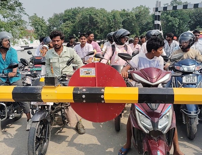 अंतर्राष्ट्रीय समपार जागरूकता दिवस पर वाराणसी मंडल का विशेष अभियान, हजारों लोगों को किया गया जागरूक