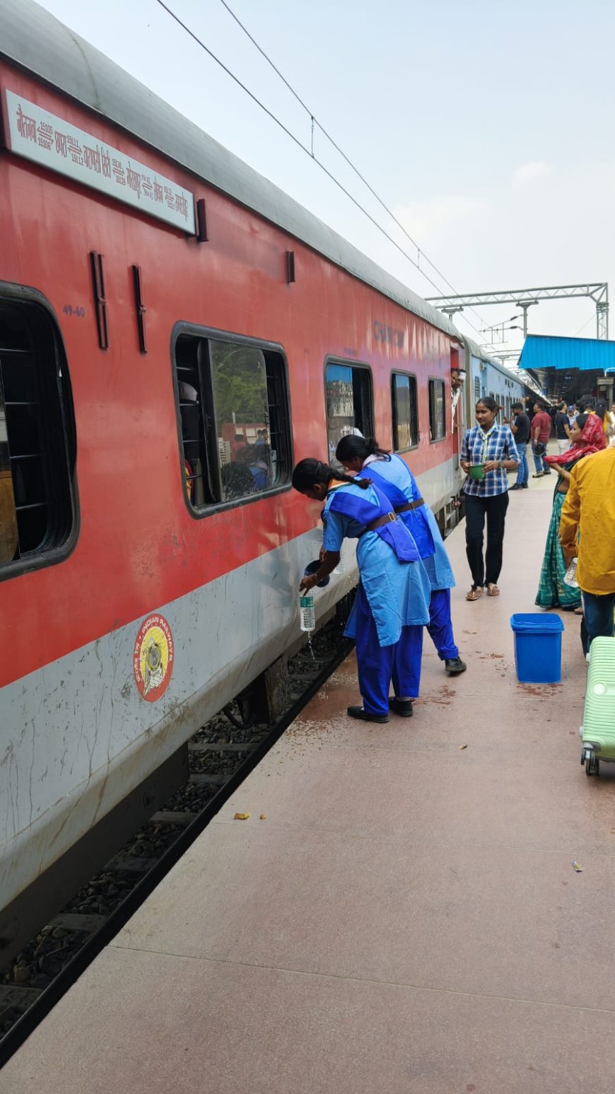 मऊ स्टेशन पर पूर्वोत्तर रेलवे स्काउट एवं गाइड का जल सेवा अभियान जारी, यात्रियों को पिलाया गया ठंडा पानी