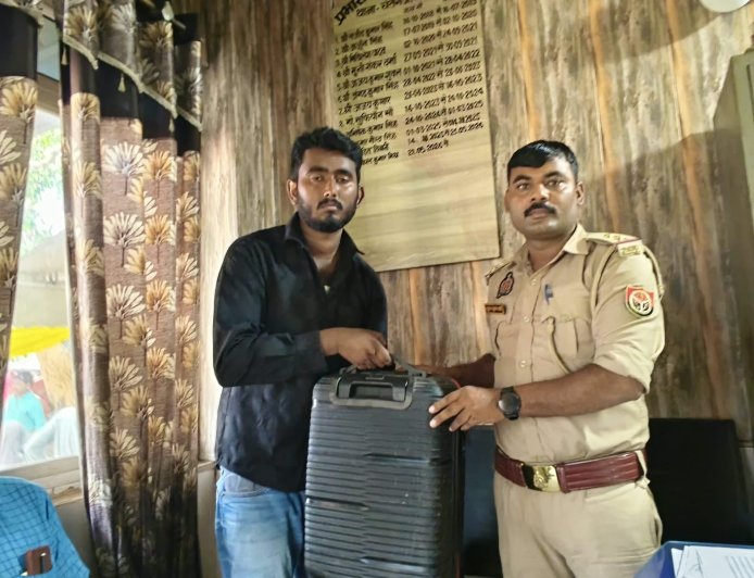 कैमरे की मदद से पुलिस ने ढूंढ निकाला ऑटो में छूटा यात्री का बैग, सुपुर्द कर जीता भरोसा