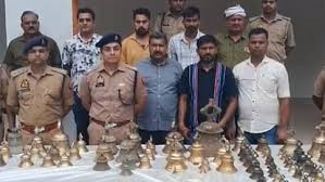 UP Crime : जौनपुर में मंदिरों में चोरी करने वाले गिरोह का पर्दाफाश, मुठभेड़ के बाद तीन चोर गिरफ्तार 85 पीतल के घंटे बरामद