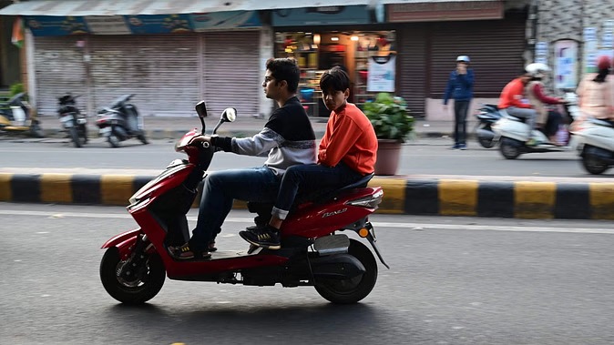 वाराणसी में नाबालिगों पर सख्ती: वाहन चलाते दिखे तो अभिभावकों पर होगा केस, रद्द होगा लाइसेंस
