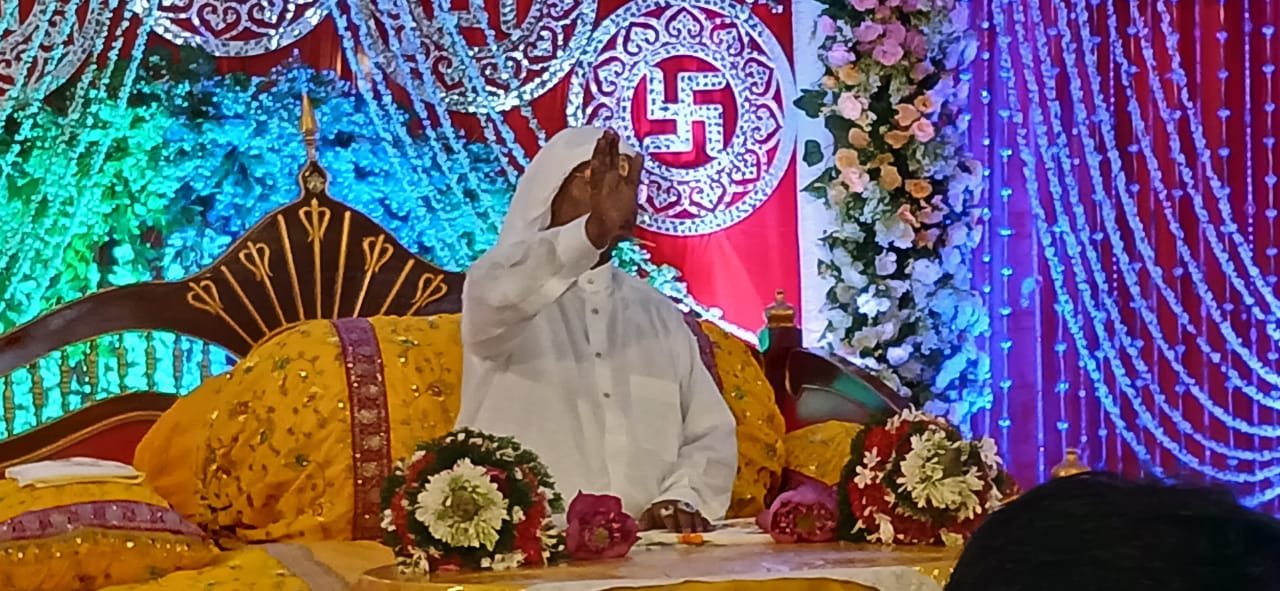 गढ़वाघाट आश्रम में उमड़ा शिष्यों का रेला: सद्गुरु सरनानंद जी का आशीर्वाद लेने पहुंचे लाखों भक्त