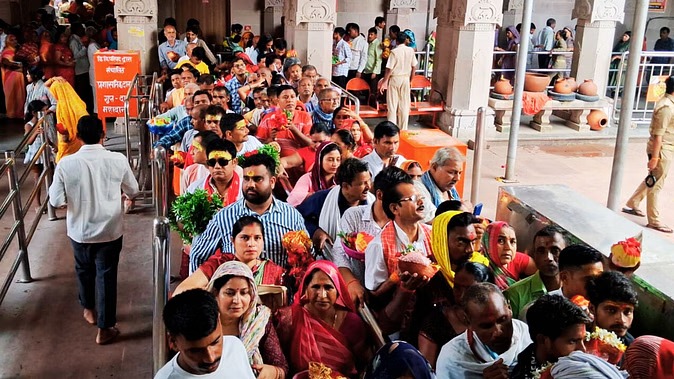 Guru Purnima 2025: विंध्यधाम में उमड़े श्रद्धालु, मां विंध्यवासिनी के दर्शन पूजन के लिए लगी लंबी कतारें