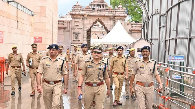 Sawan 2025: काशी विश्वनाथ धाम में पुलिसकर्मी ‘सर-मैडम’ कहकर बुलाएंगे श्रद्धालुओं को, ड्रोन से हो रही निगरानी