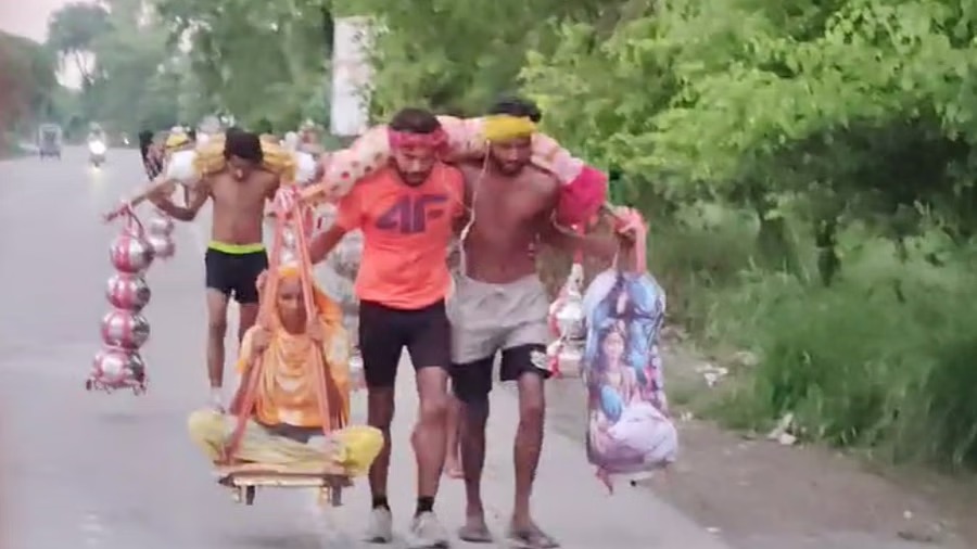 Kanwar Yatra 2025 : ‘कलयुग के श्रवण  विशाल और जतिन, 70 वर्षीय दादी को पालकी में बैठाकर हरिद्वार से बहादुरगढ़ तक कर रहे यात्रा
