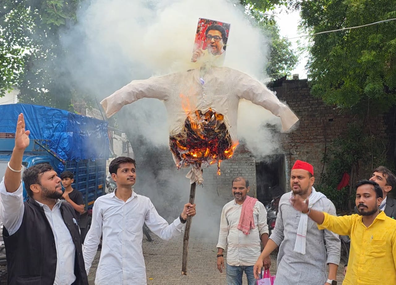 महाराष्ट्र में हिंदी भाषियों पर हमले के विरोध में वाराणसी में सपा कार्यकर्ताओं ने फूंका ठाकरे बंधुओं का पुतला