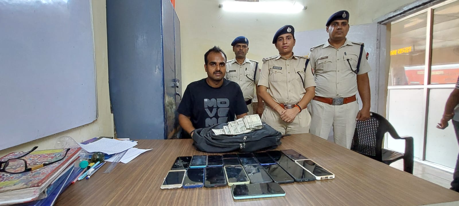 डीडीयू रेलवे स्टेशन पर RPF की कार्रवाई: संदिग्ध व्यक्ति बैग छोड़कर फरार, ₹26,000 नगद और 17 मोबाइल फोन बरामद