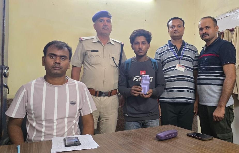 पंडित दीनदयाल उपाध्याय स्टेशन पर RPF ने दबोचा मोबाइल चोर