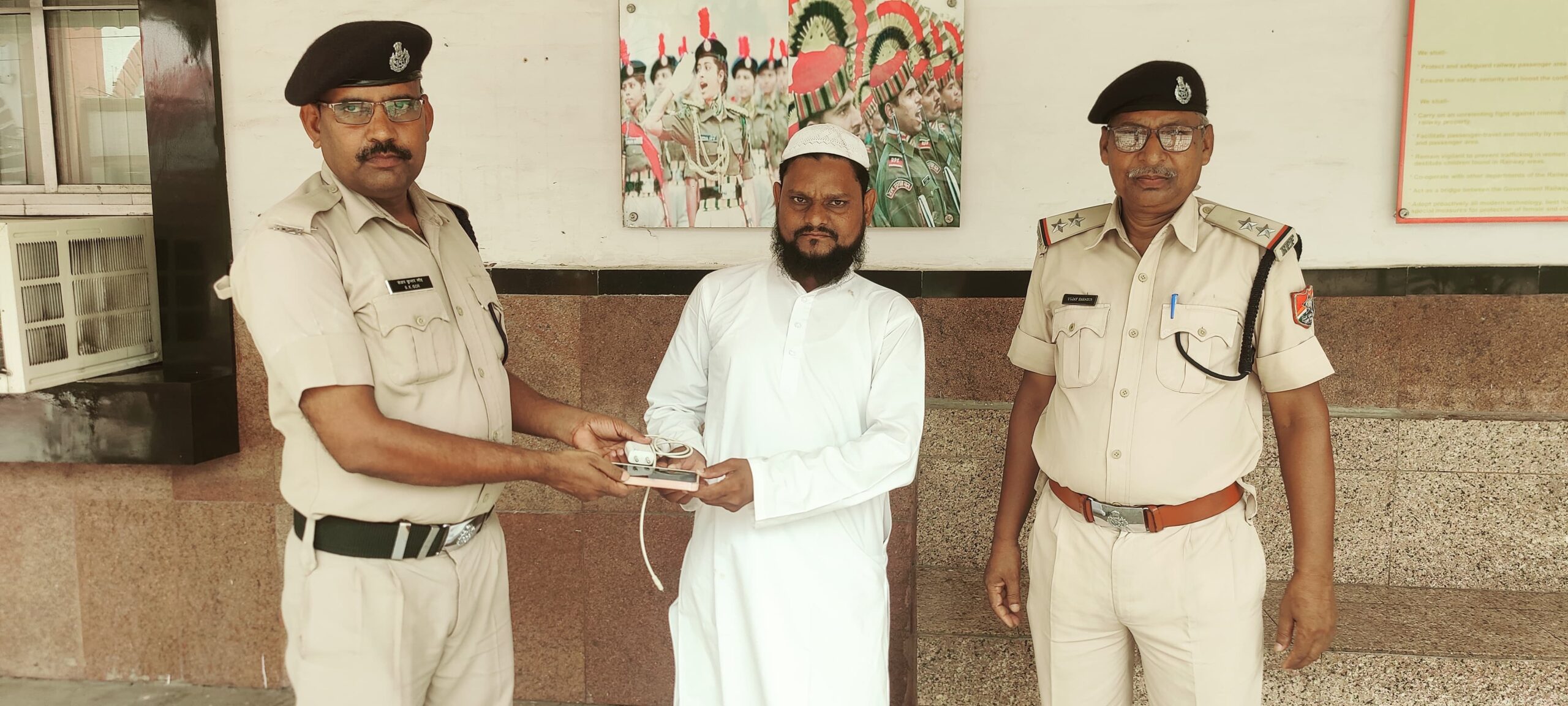 आरपीएफ का “ऑपरेशन अमानत”: डीडीयू स्टेशन पर यात्री को मिला छूटा हुआ ₹15,000 का मोबाइल और चार्जर