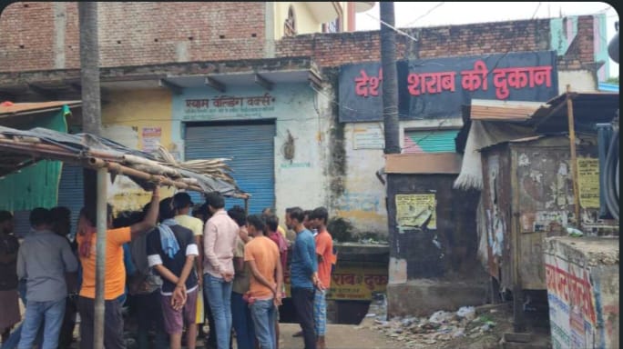 मुगलसराय में देसी शराब ठेके पर मारपीट: ओवररेटिंग के विरोध पर युवक को पीटा, आबकारी विभाग पर मिलीभगत का आरोप