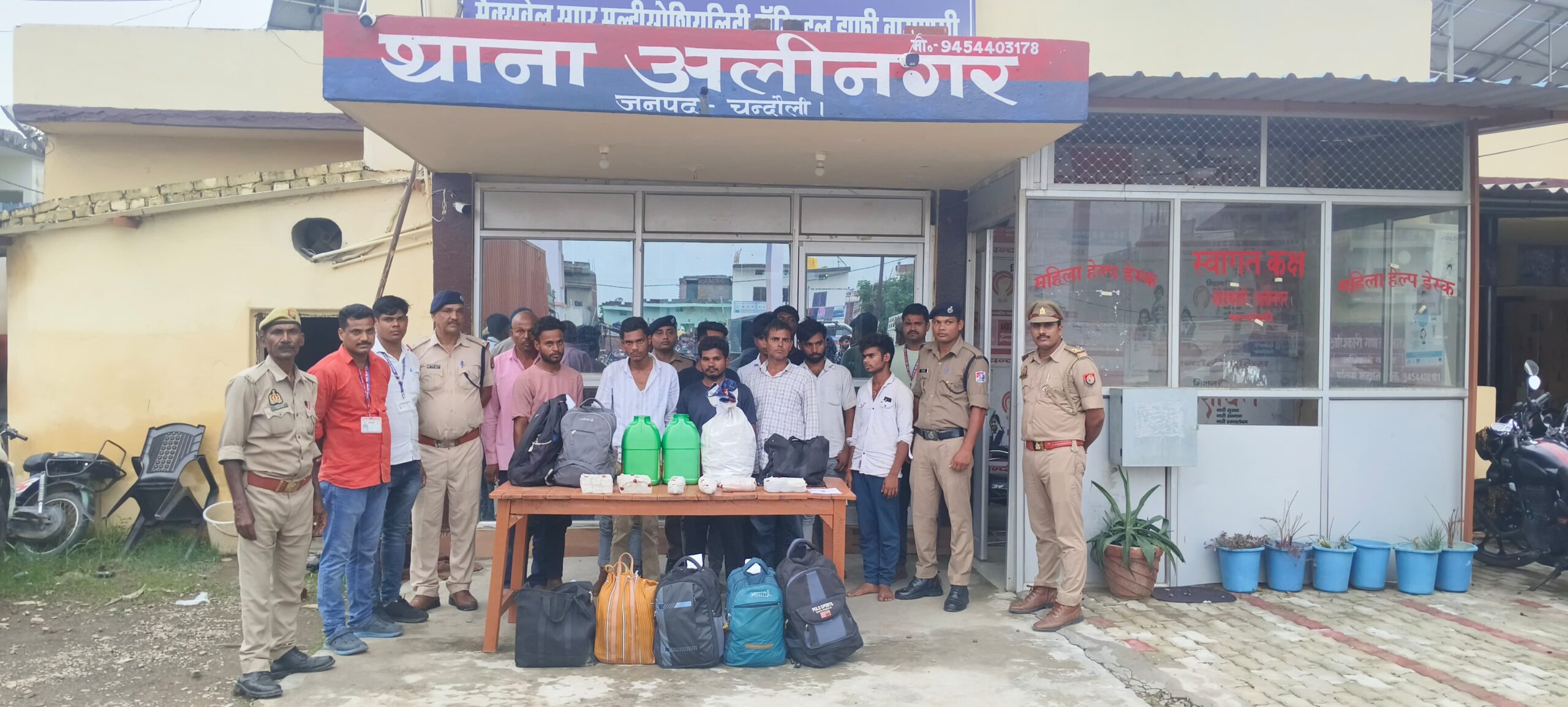 चन्दौली: अलीनगर पुलिस और RPF की संयुक्त कार्रवाई, 68.67 लीटर अवैध शराब के साथ 11 तस्कर गिरफ्तार