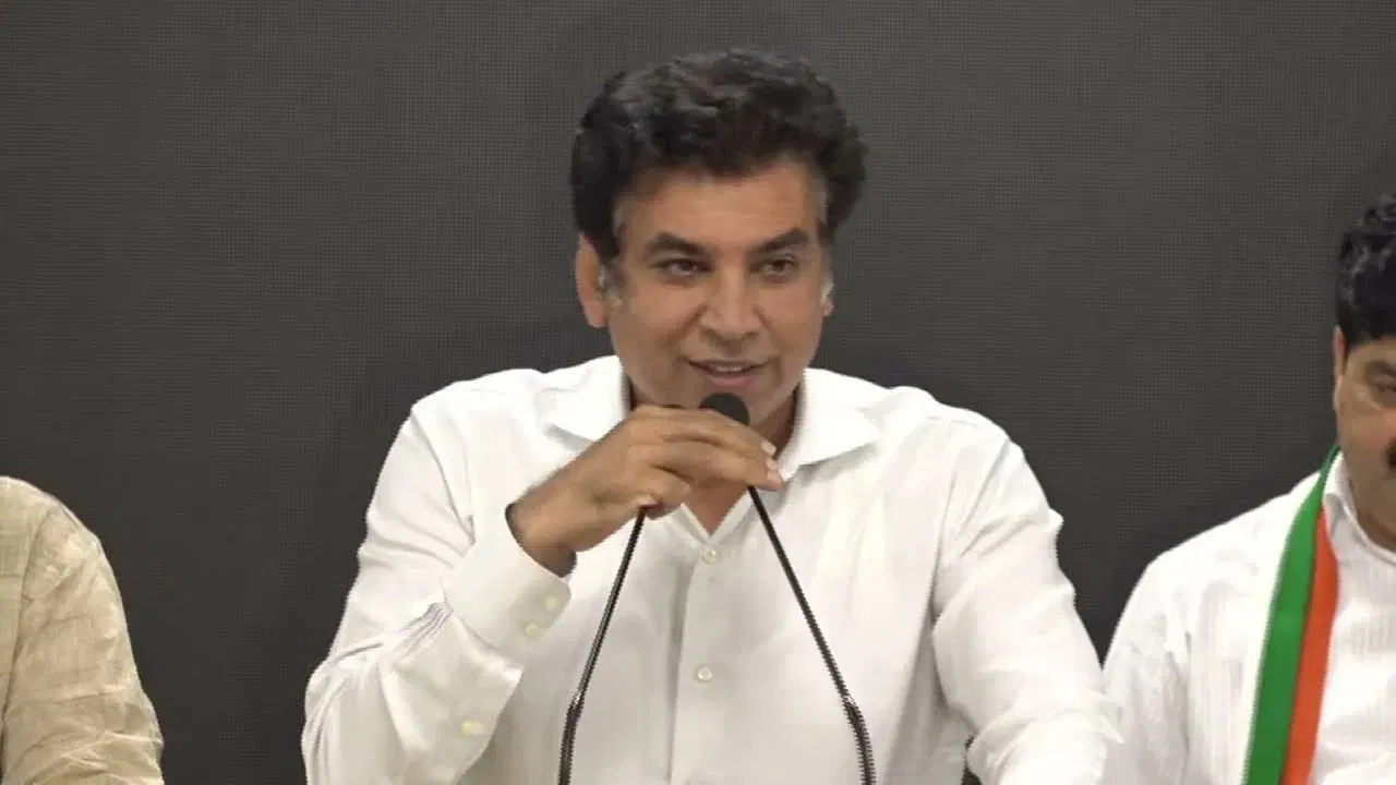 दिल्ली में ‘शौच महल’ विवाद: विधानसभा सचिवालय ने कांग्रेस अध्यक्ष देवेंद्र यादव से 3 दिन में मांगी माफी