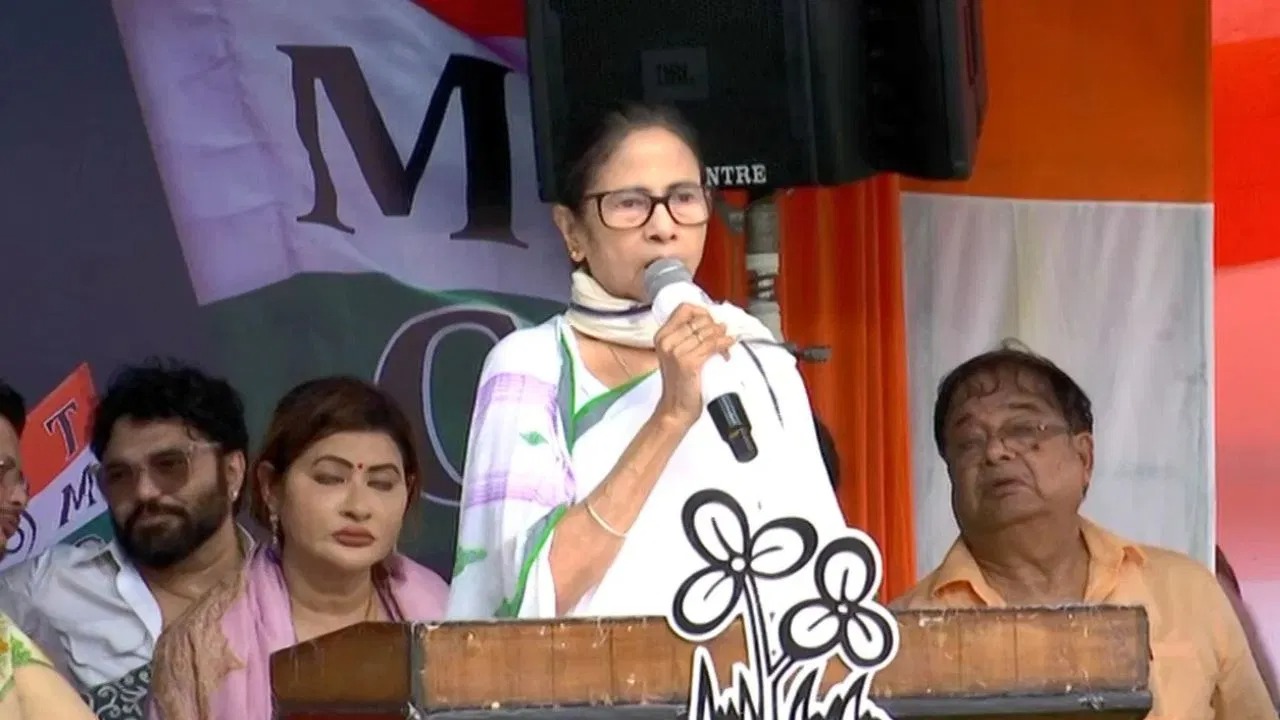 ममता बनर्जी का हुंकार: “2026 में बंगाल पर TMC, अगले चुनाव में इंडिया गठबंधन का दिल्ली पर होगा कब्जा”