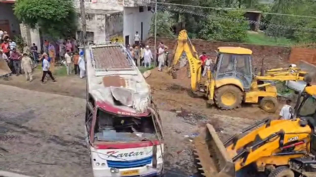 पंजाब: होशियारपुर में भीषण सड़क हादसा, बस और कार की टक्कर में 8 लोगों की मौत, 20 घायल